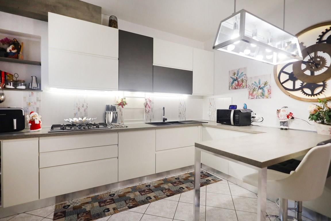 Immagine 6 di Villa in vendita  a Cascina