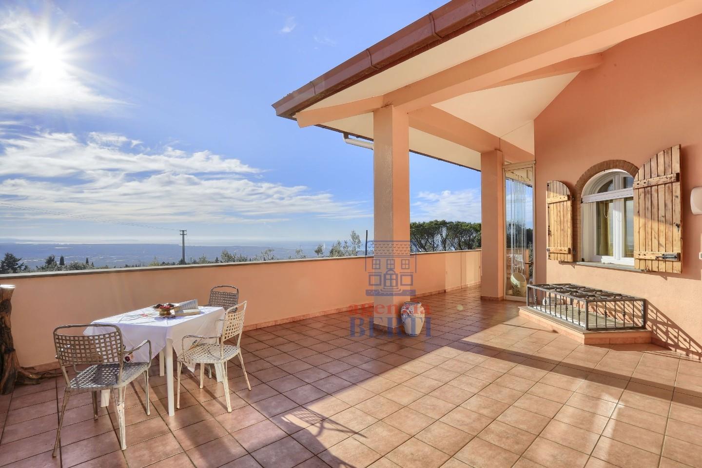 Immagine 5 di Villa in vendita  a Rosignano Marittimo