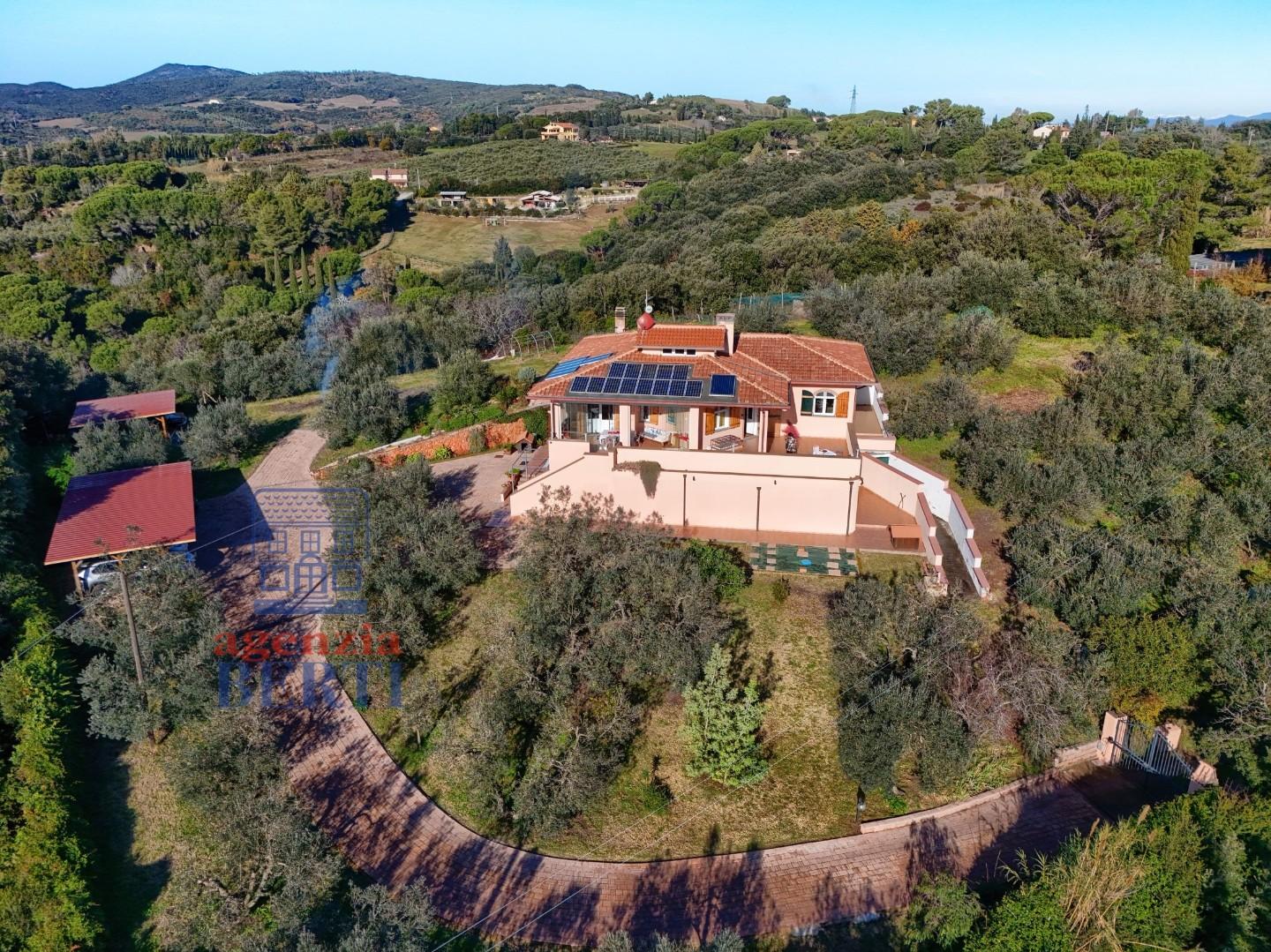 Immagine 3 di Villa in vendita  a Rosignano Marittimo