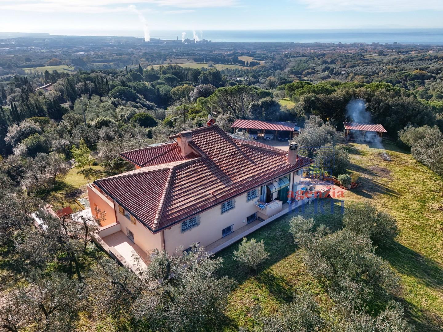 Immagine 2 di Villa in vendita  a Rosignano Marittimo
