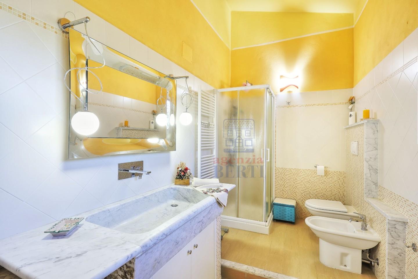 Immagine 18 di Villa in vendita  a Rosignano Marittimo