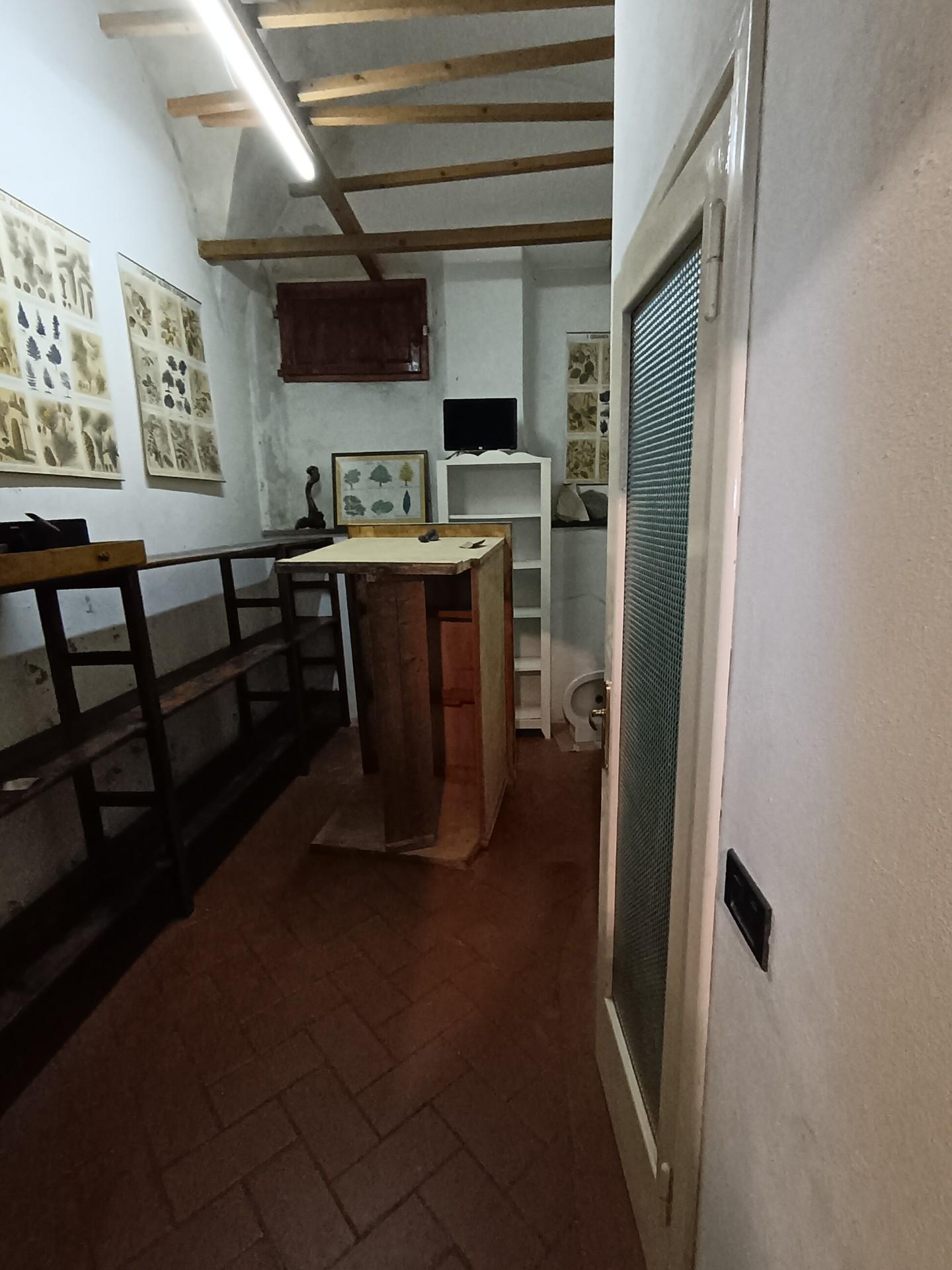 Immagine 10 di Magazzino in affitto  a Empoli