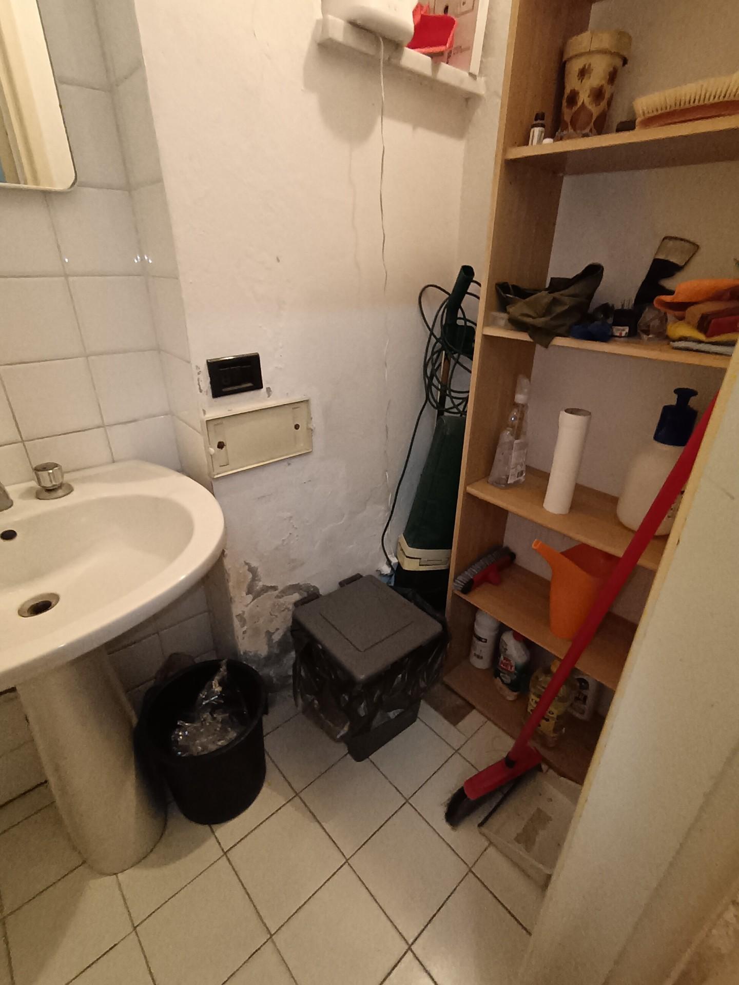 Immagine 12 di Magazzino in affitto  a Empoli