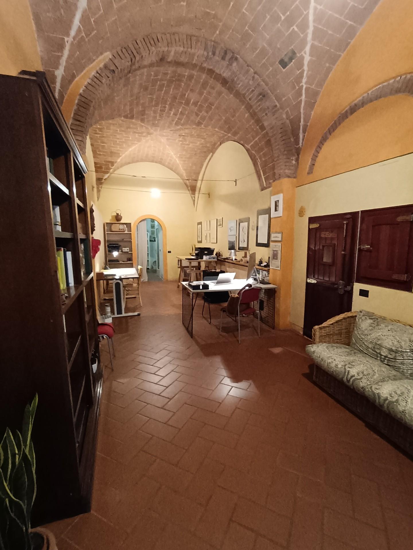 Immagine 2 di Magazzino in affitto  a Empoli