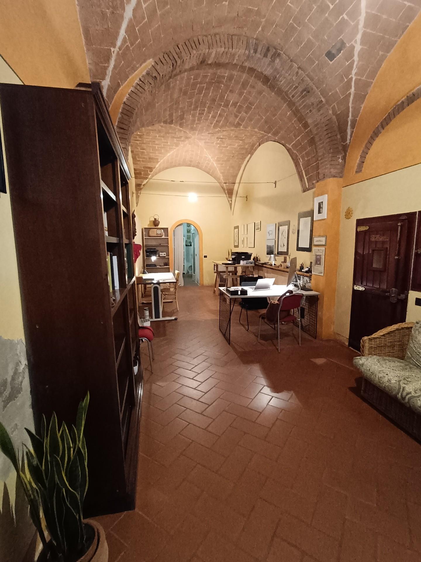 Immagine 1 di Magazzino in affitto  a Empoli