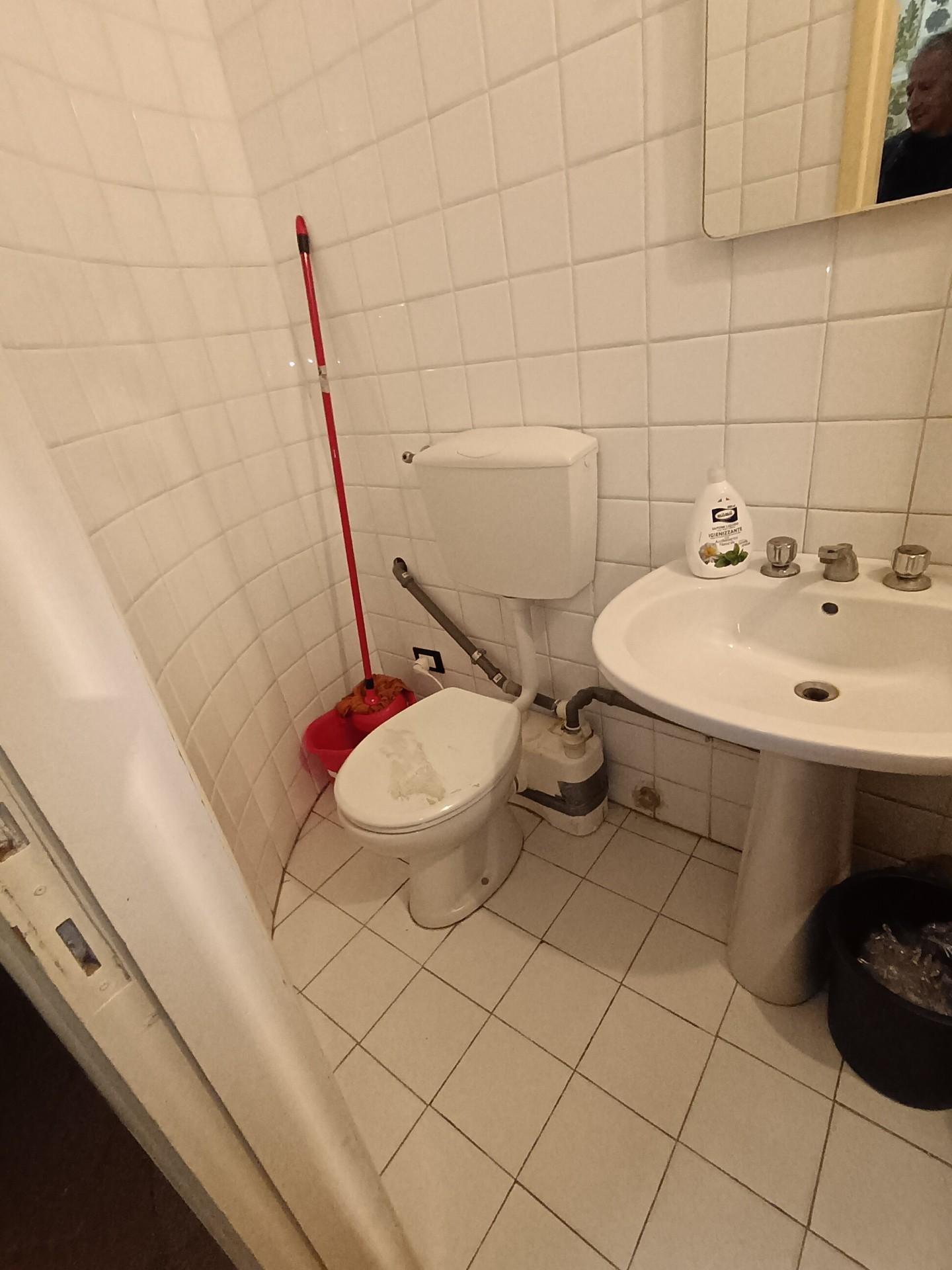 Immagine 11 di Magazzino in affitto  a Empoli