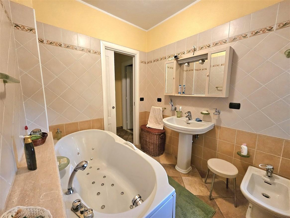 Immagine 20 di Villa in vendita  a Montignoso