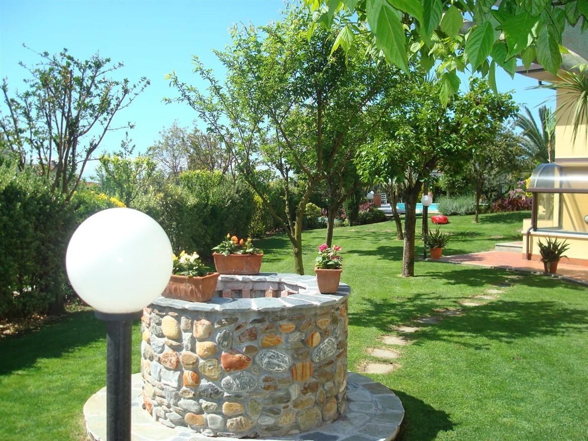 Immagine 29 di Villa in vendita  a Montignoso