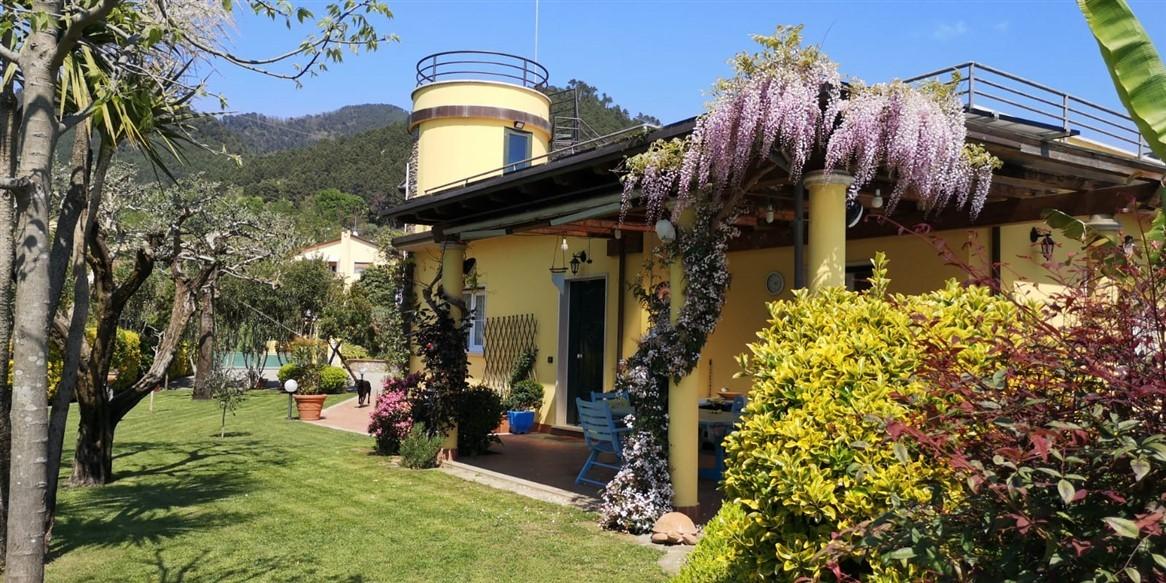 Immagine 7 di Villa in vendita  a Montignoso