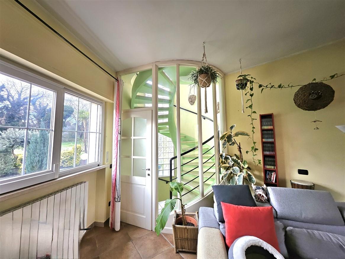 Immagine 15 di Villa in vendita  a Montignoso