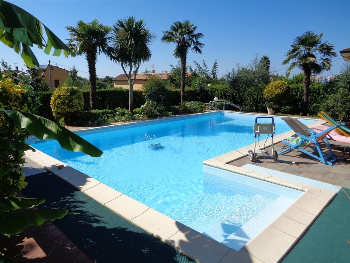 Immagine 33 di Villa in vendita  a Montignoso