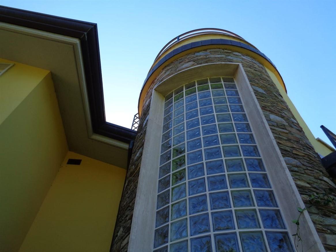 Immagine 30 di Villa in vendita  a Montignoso