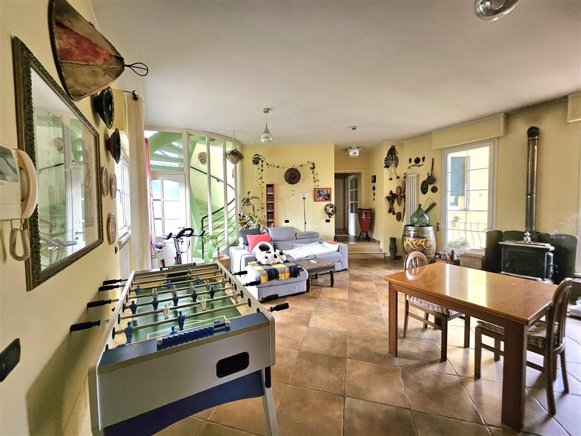 Immagine 10 di Villa in vendita  a Montignoso