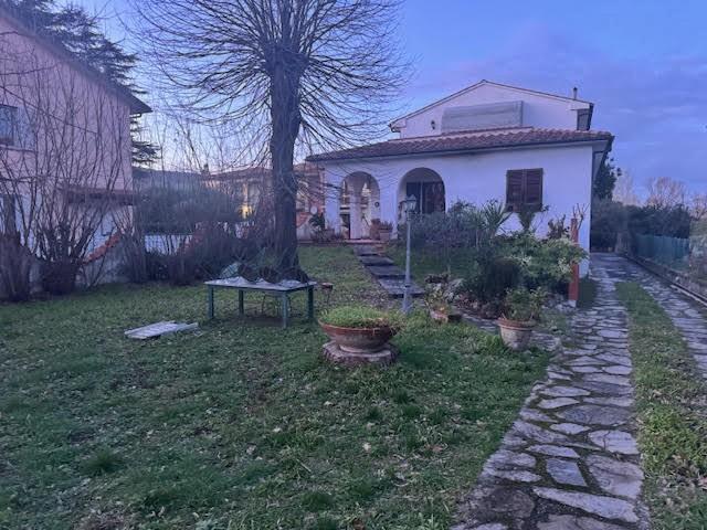 Immagine 1 di Villa in vendita  a San Giuliano Terme