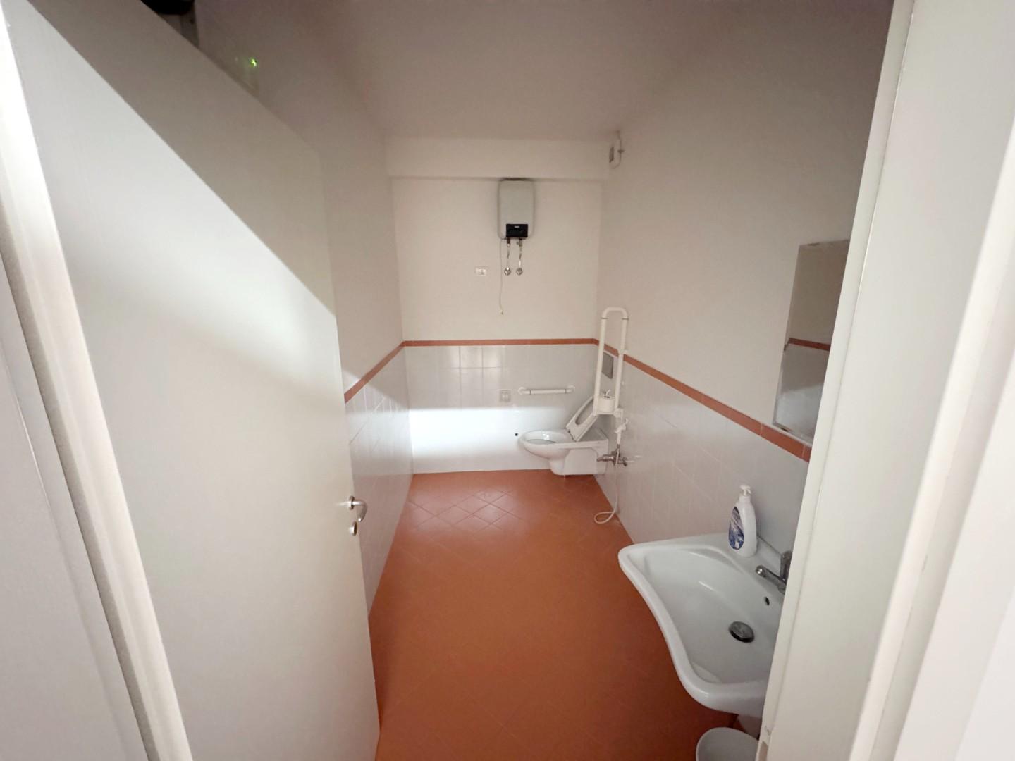 Immagine 8 di Locale commerciale in vendita  a Pontedera