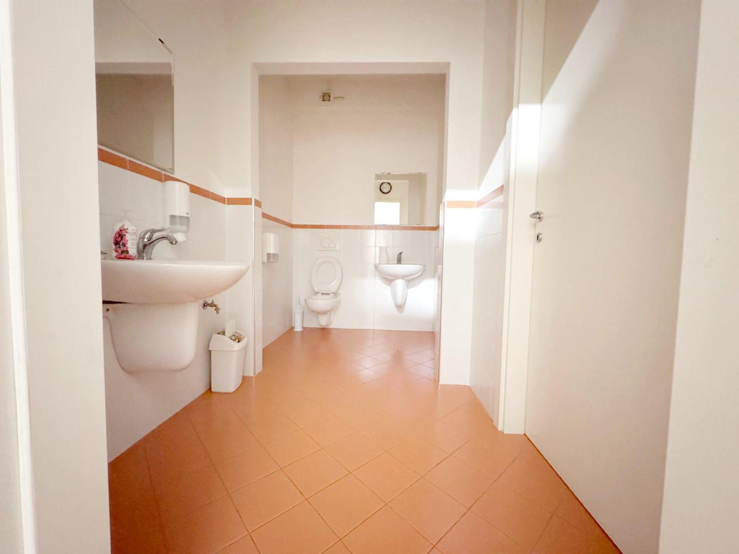 Immagine 11 di Locale commerciale in vendita  a Pontedera