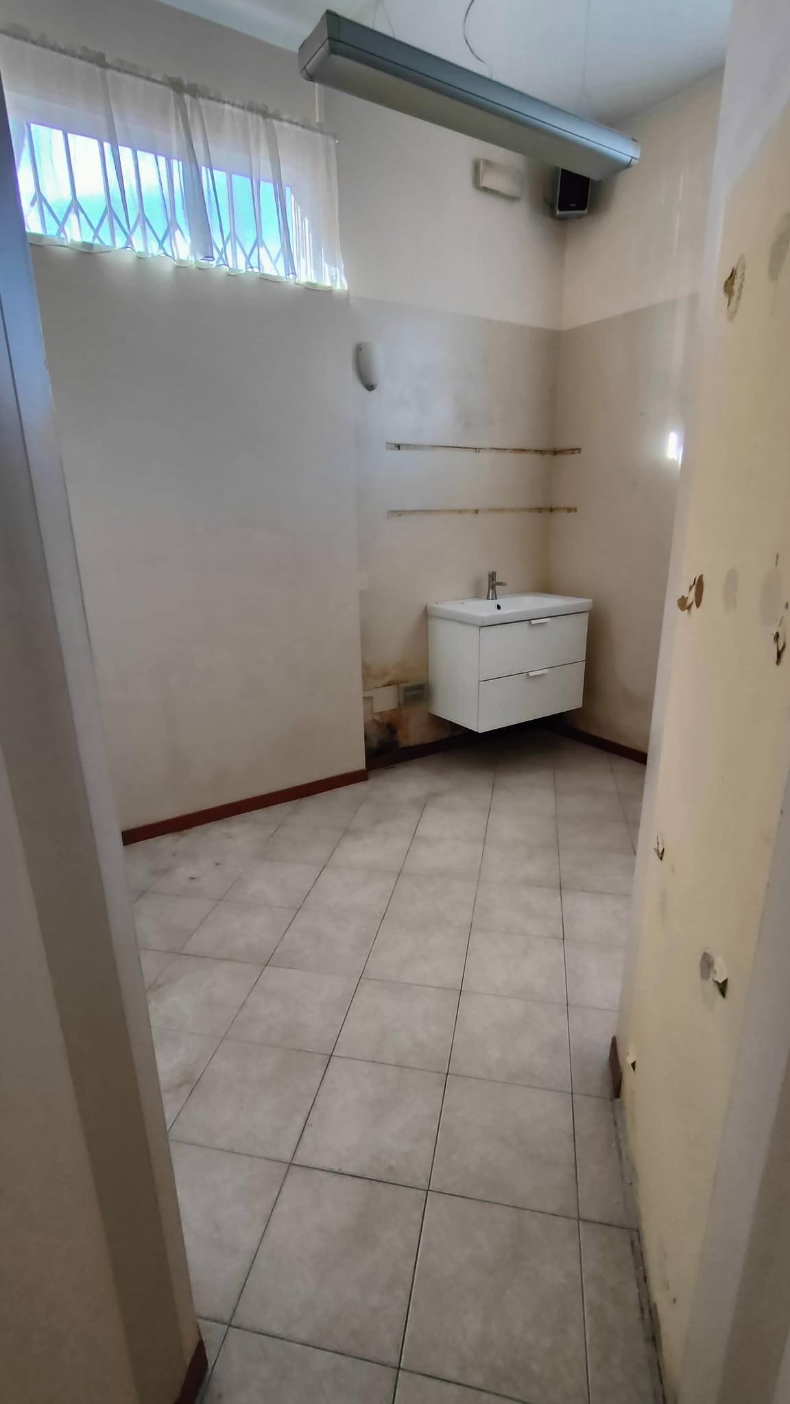 Immagine 3 di Locale commerciale in affitto  a Pontedera