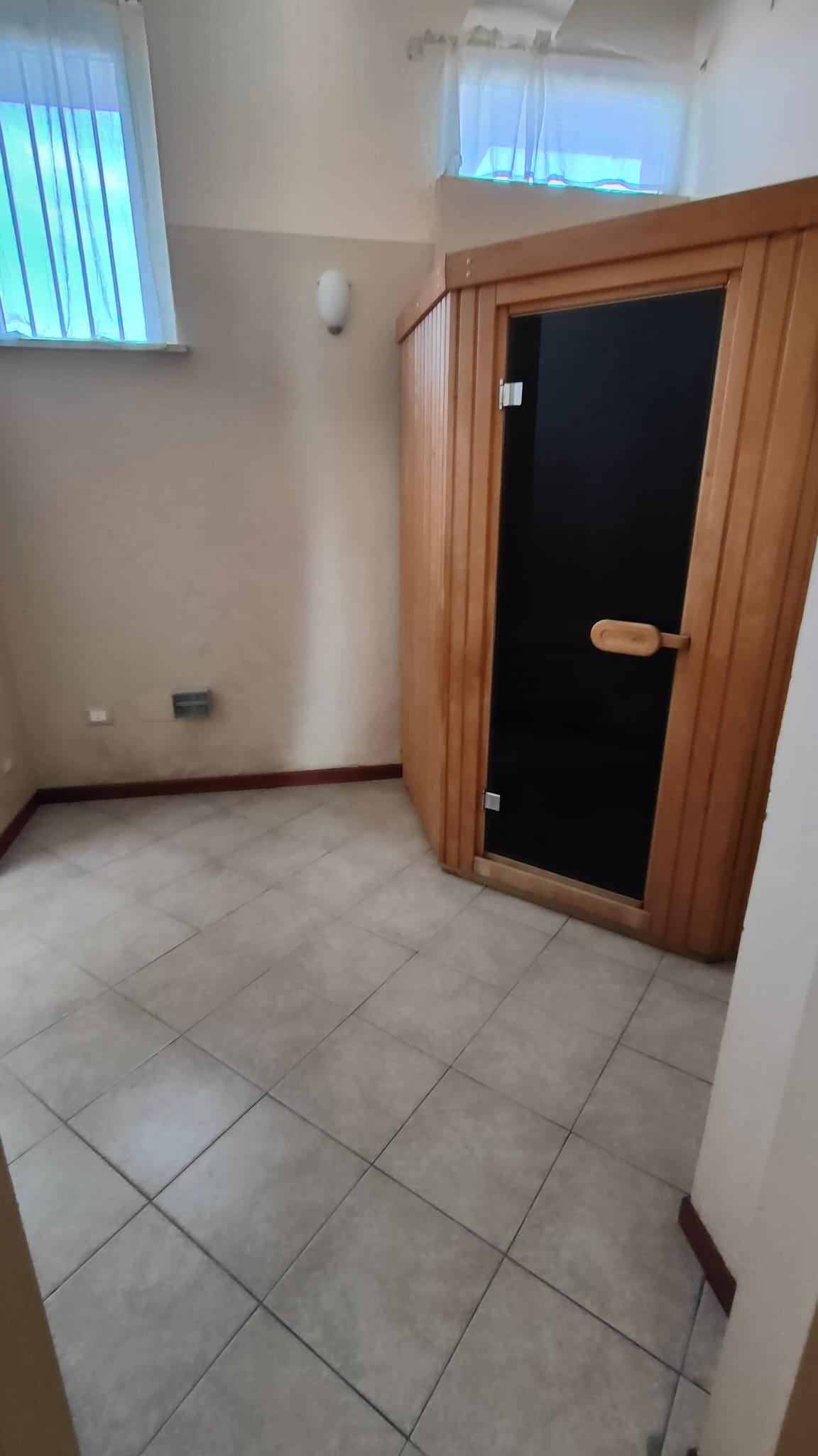 Immagine 9 di Locale commerciale in affitto  a Pontedera