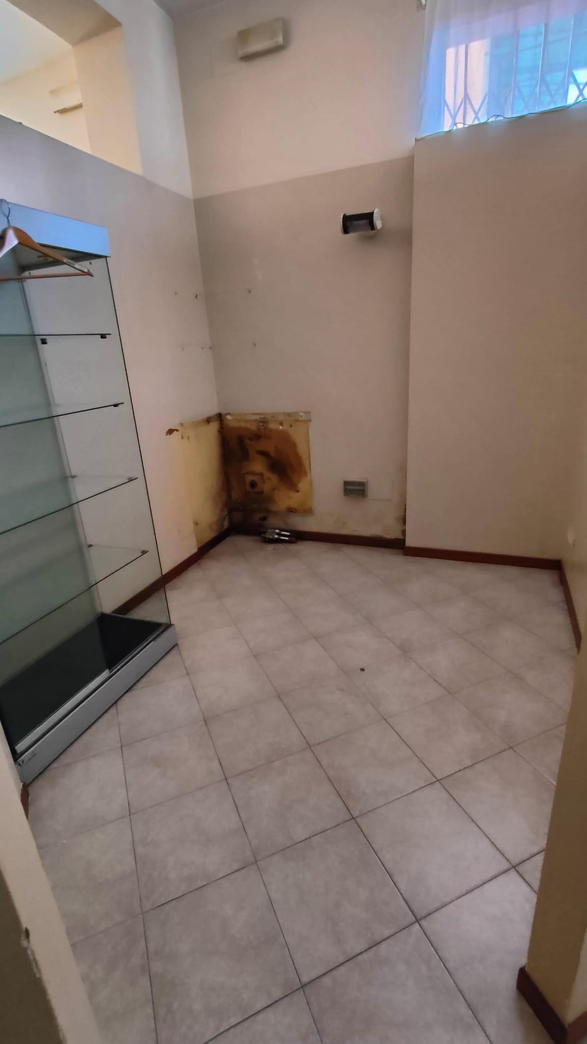 Immagine 2 di Locale commerciale in affitto  a Pontedera