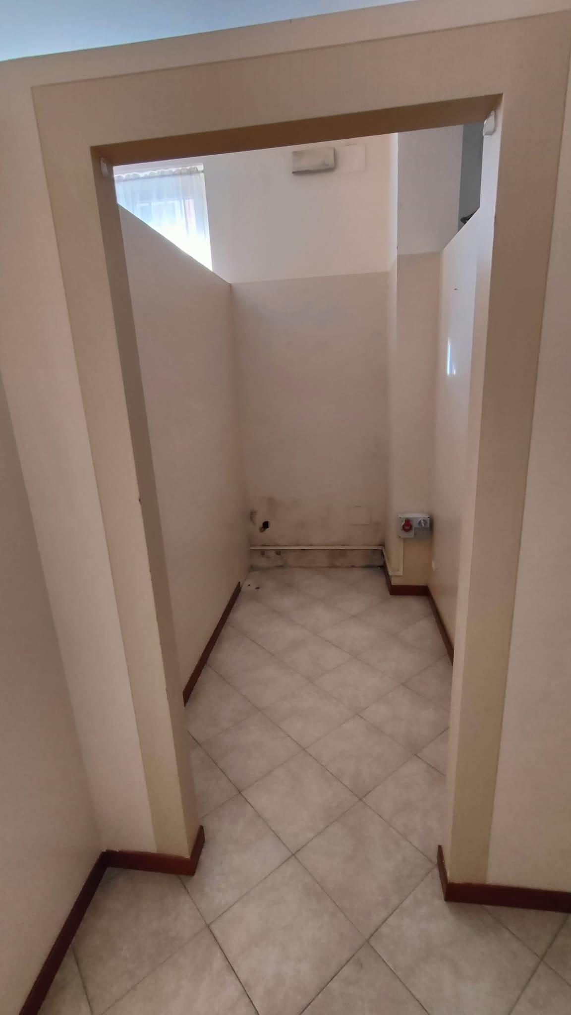 Immagine 4 di Locale commerciale in affitto  a Pontedera