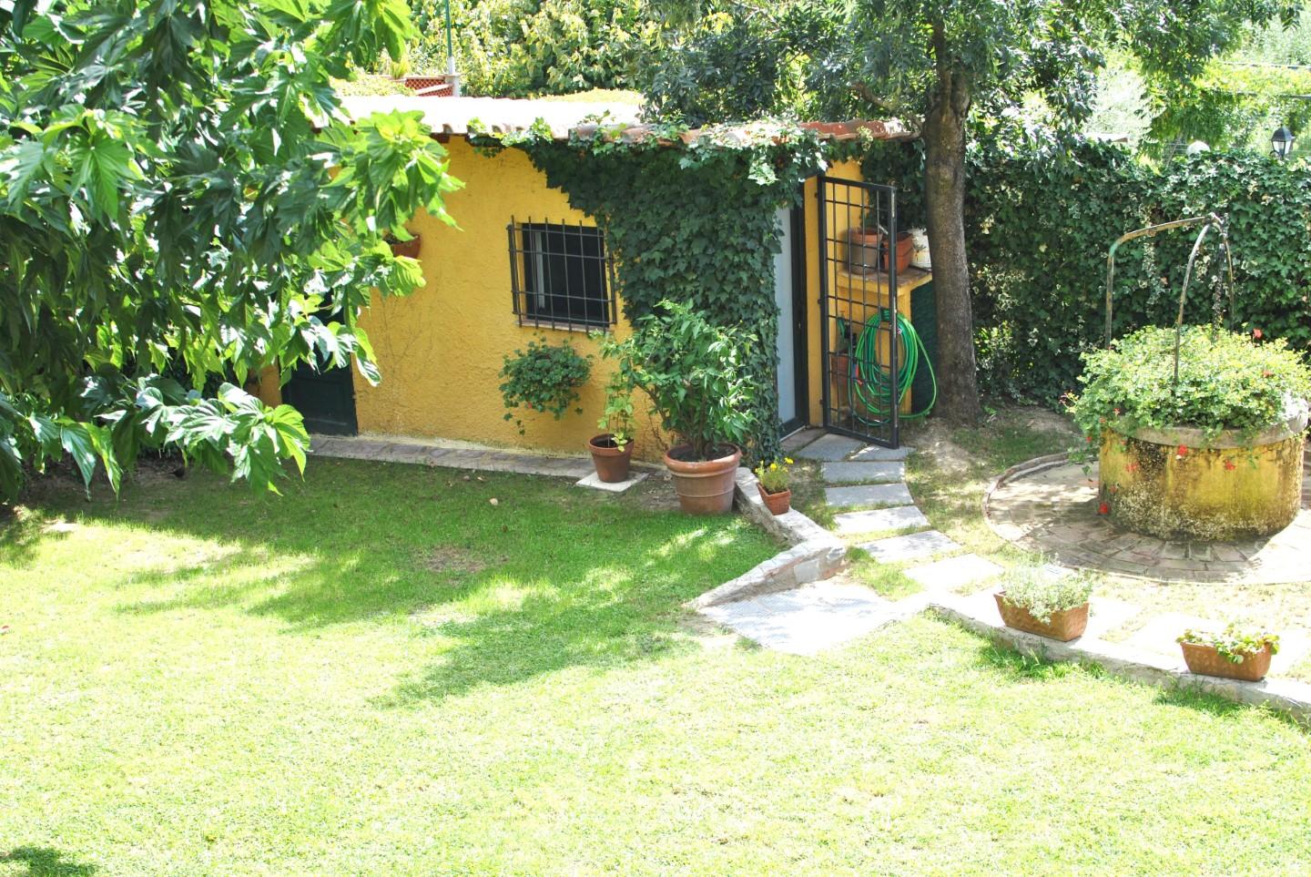 Immagine 4 di Porzione di casa in vendita  a Lucca