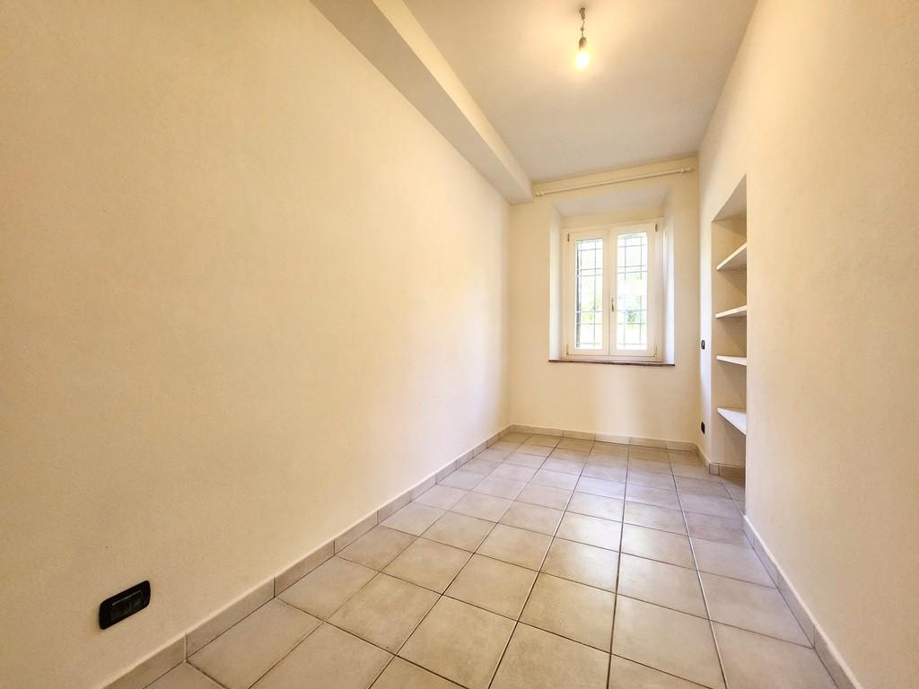 Immagine 46 di Porzione di casa in vendita  a Lucca