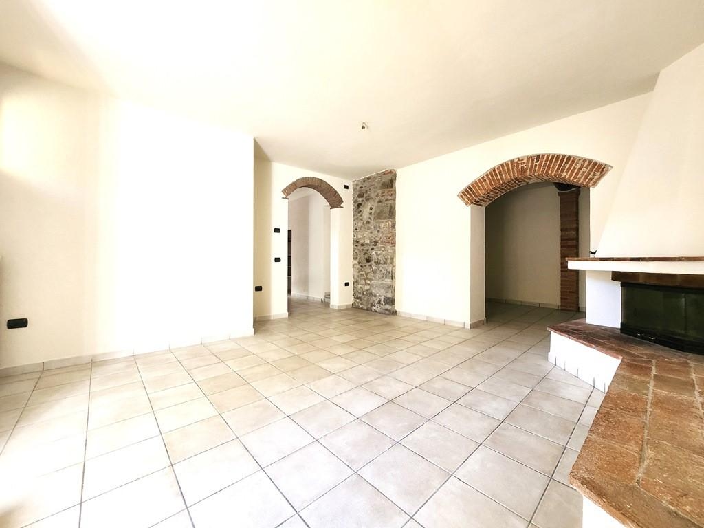 Immagine 17 di Porzione di casa in vendita  a Lucca