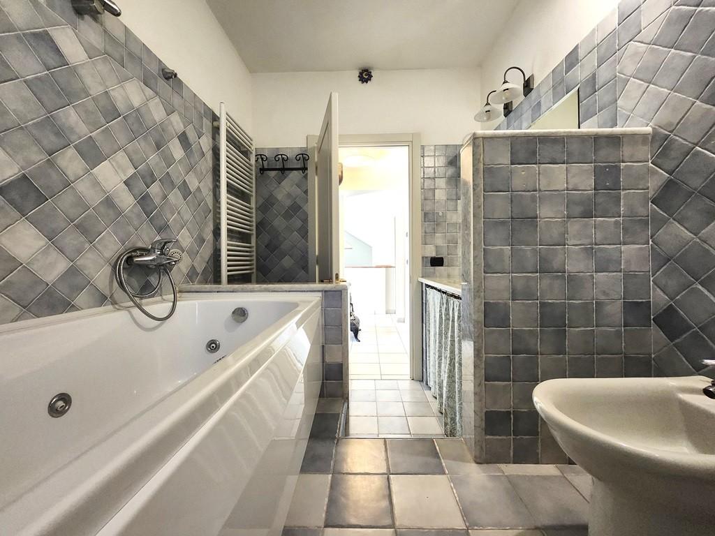 Immagine 49 di Porzione di casa in vendita  a Lucca