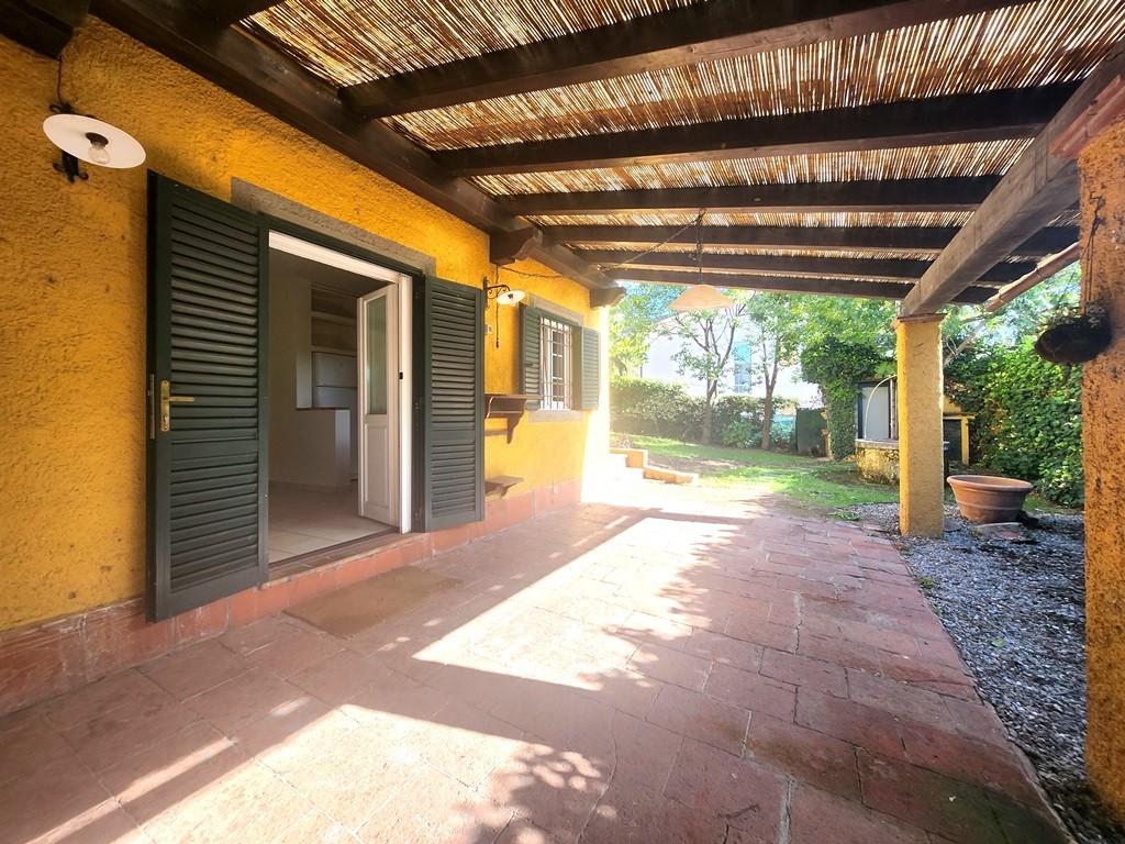 Immagine 15 di Porzione di casa in vendita  a Lucca