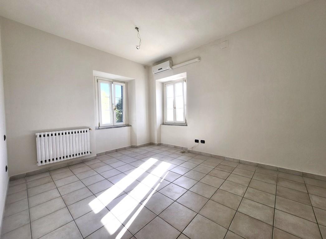 Immagine 40 di Porzione di casa in vendita  a Lucca