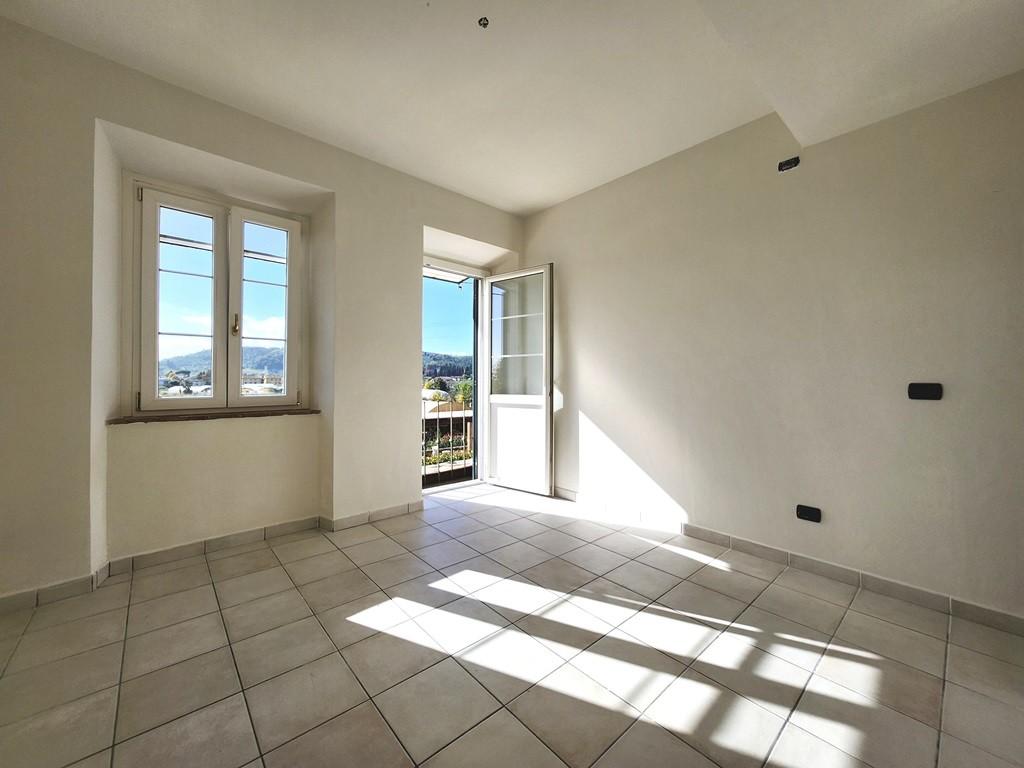 Immagine 36 di Porzione di casa in vendita  a Lucca