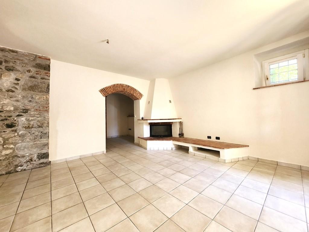 Immagine 21 di Porzione di casa in vendita  a Lucca