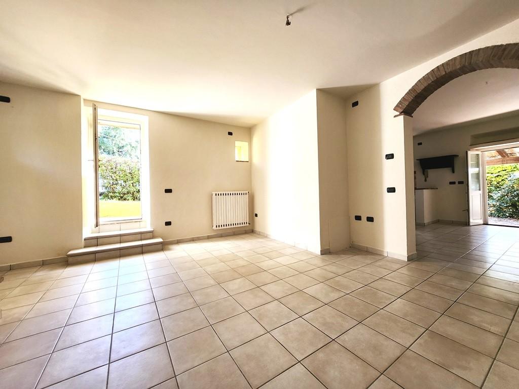 Immagine 19 di Porzione di casa in vendita  a Lucca