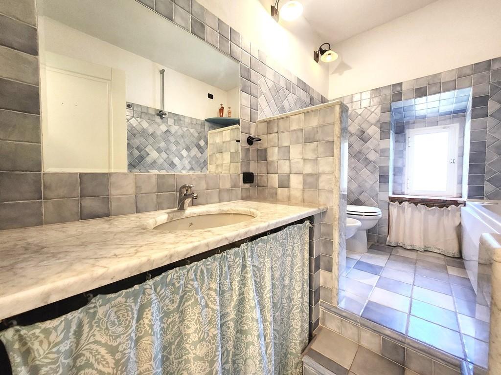 Immagine 48 di Porzione di casa in vendita  a Lucca