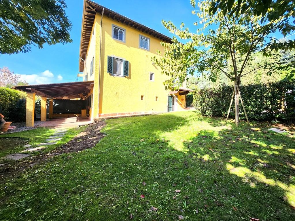Immagine 1 di Porzione di casa in vendita  a Lucca