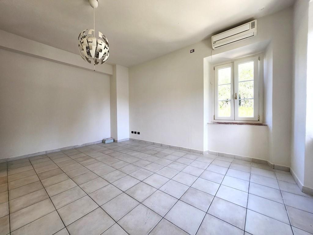 Immagine 44 di Porzione di casa in vendita  a Lucca