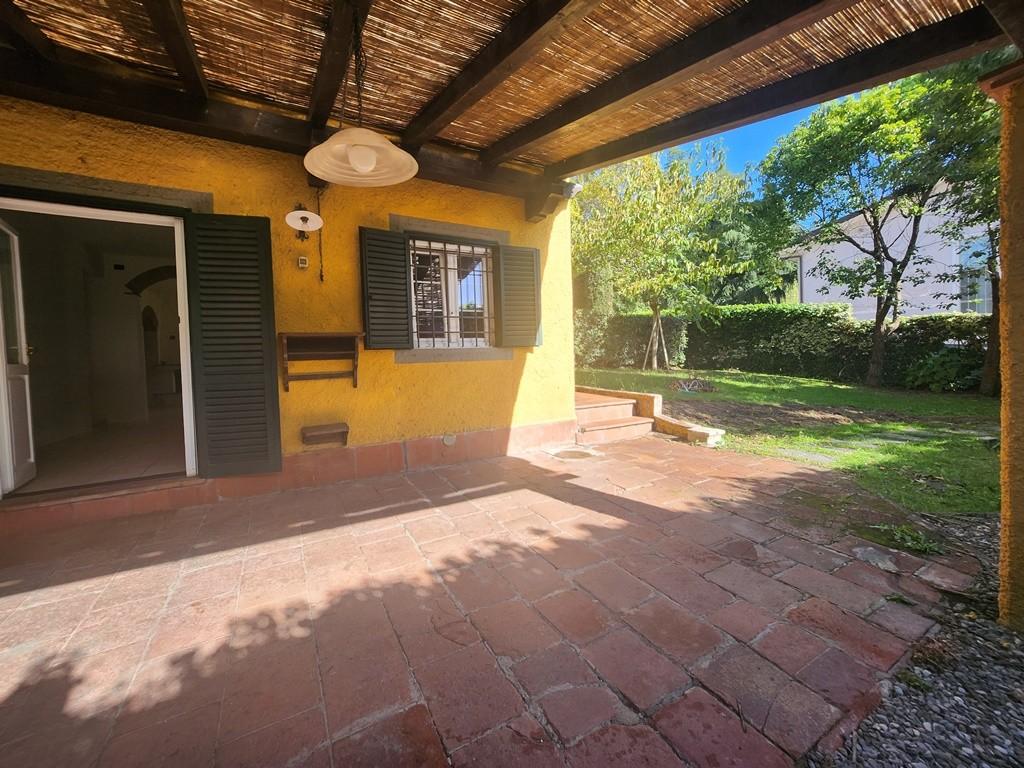 Immagine 13 di Porzione di casa in vendita  a Lucca