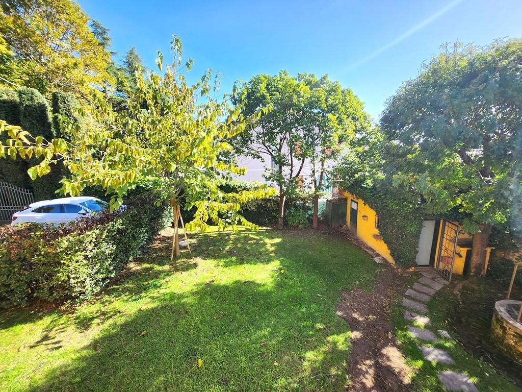 Immagine 10 di Porzione di casa in vendita  a Lucca