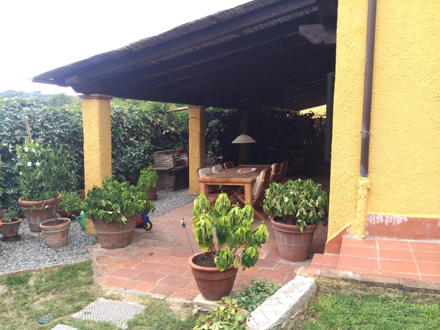 Immagine 3 di Porzione di casa in vendita  a Lucca