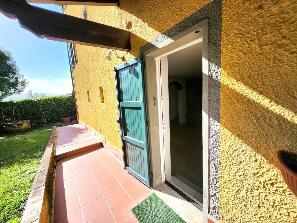 Immagine 16 di Porzione di casa in vendita  a Lucca