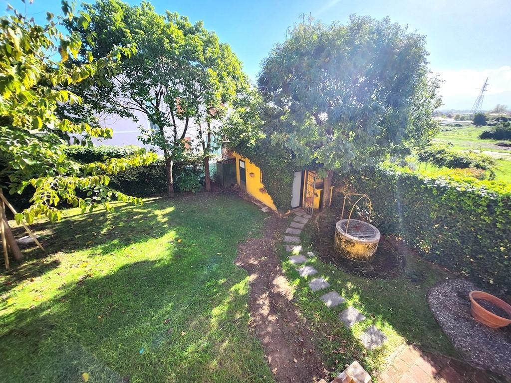 Immagine 11 di Porzione di casa in vendita  a Lucca