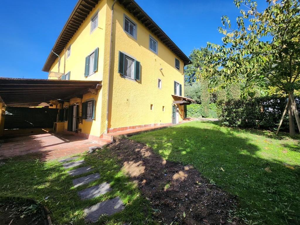 Immagine 8 di Porzione di casa in vendita  a Lucca