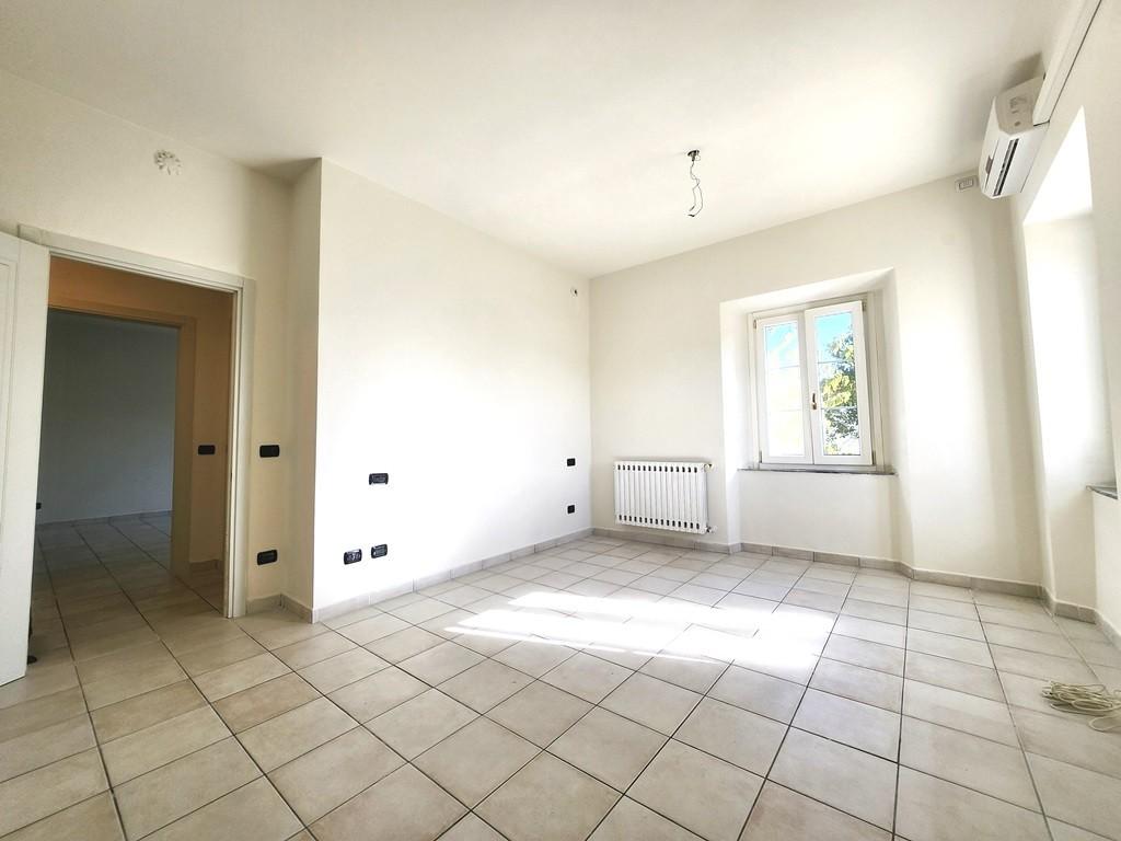 Immagine 41 di Porzione di casa in vendita  a Lucca