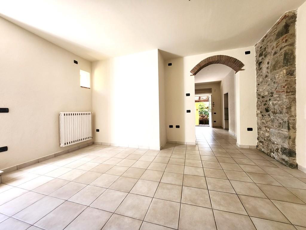 Immagine 18 di Porzione di casa in vendita  a Lucca