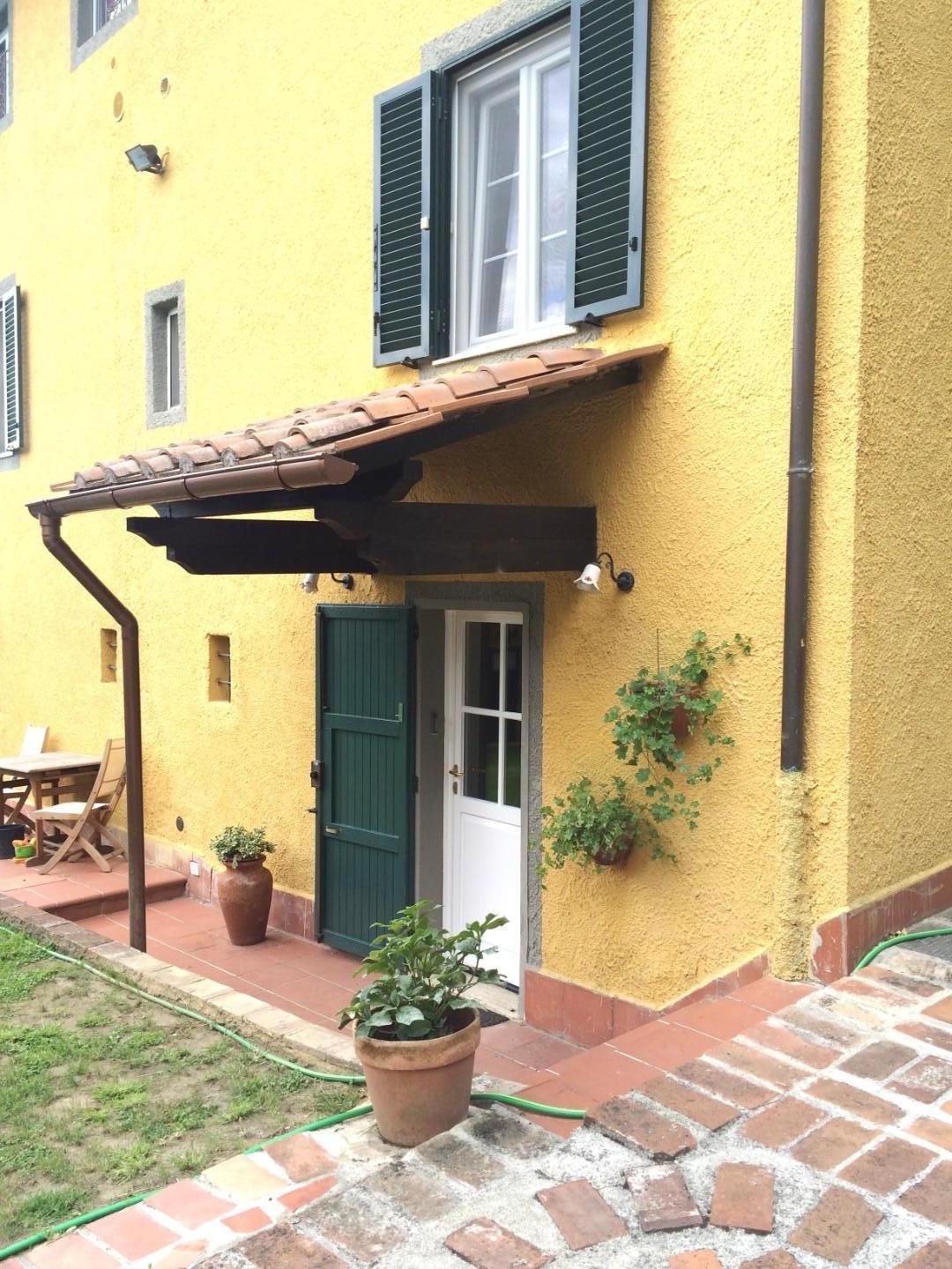 Immagine 5 di Porzione di casa in vendita  a Lucca