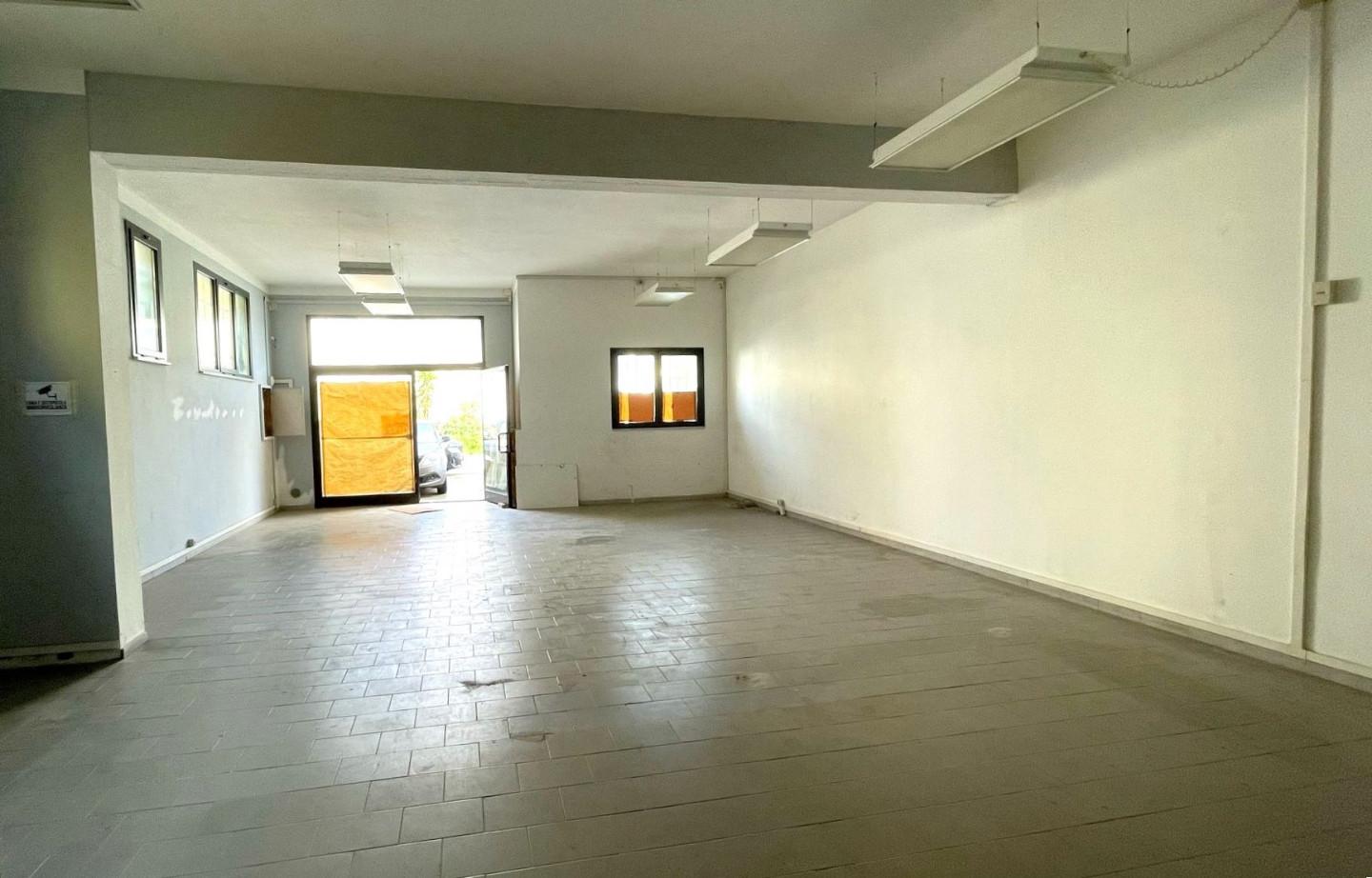 Immagine 5 di Locale commerciale in affitto  a Cascina