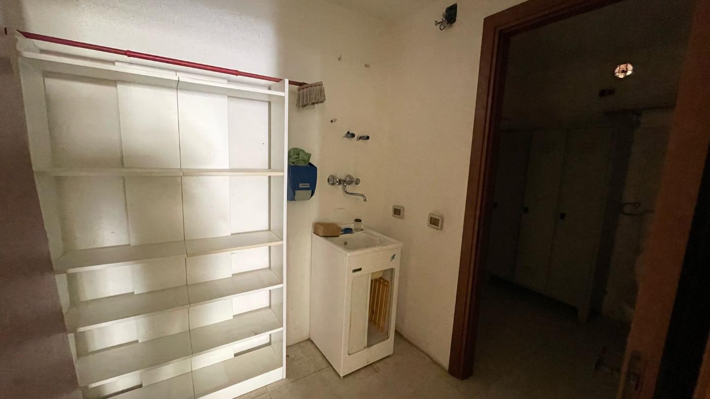 Immagine 9 di Locale commerciale in affitto  a Cascina