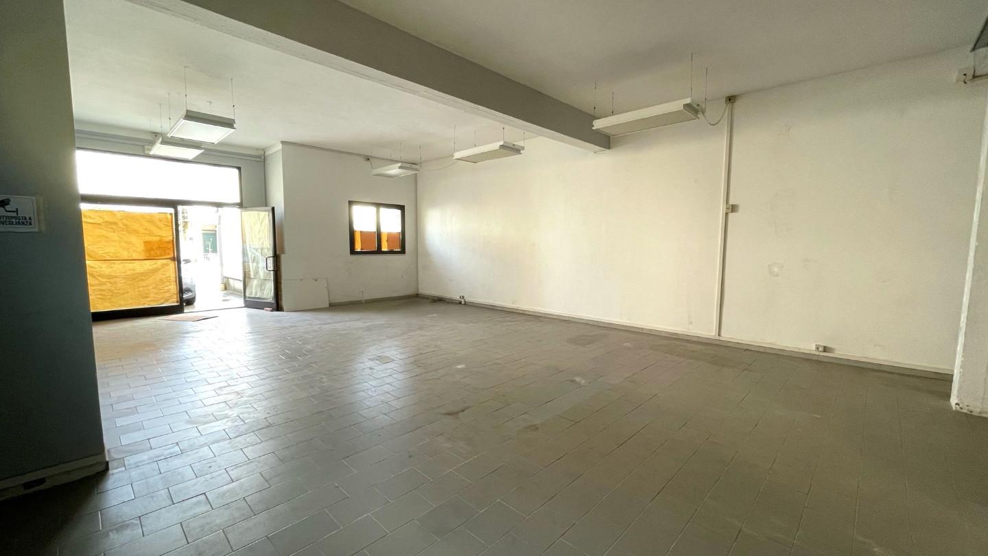 Immagine 3 di Locale commerciale in affitto  a Cascina