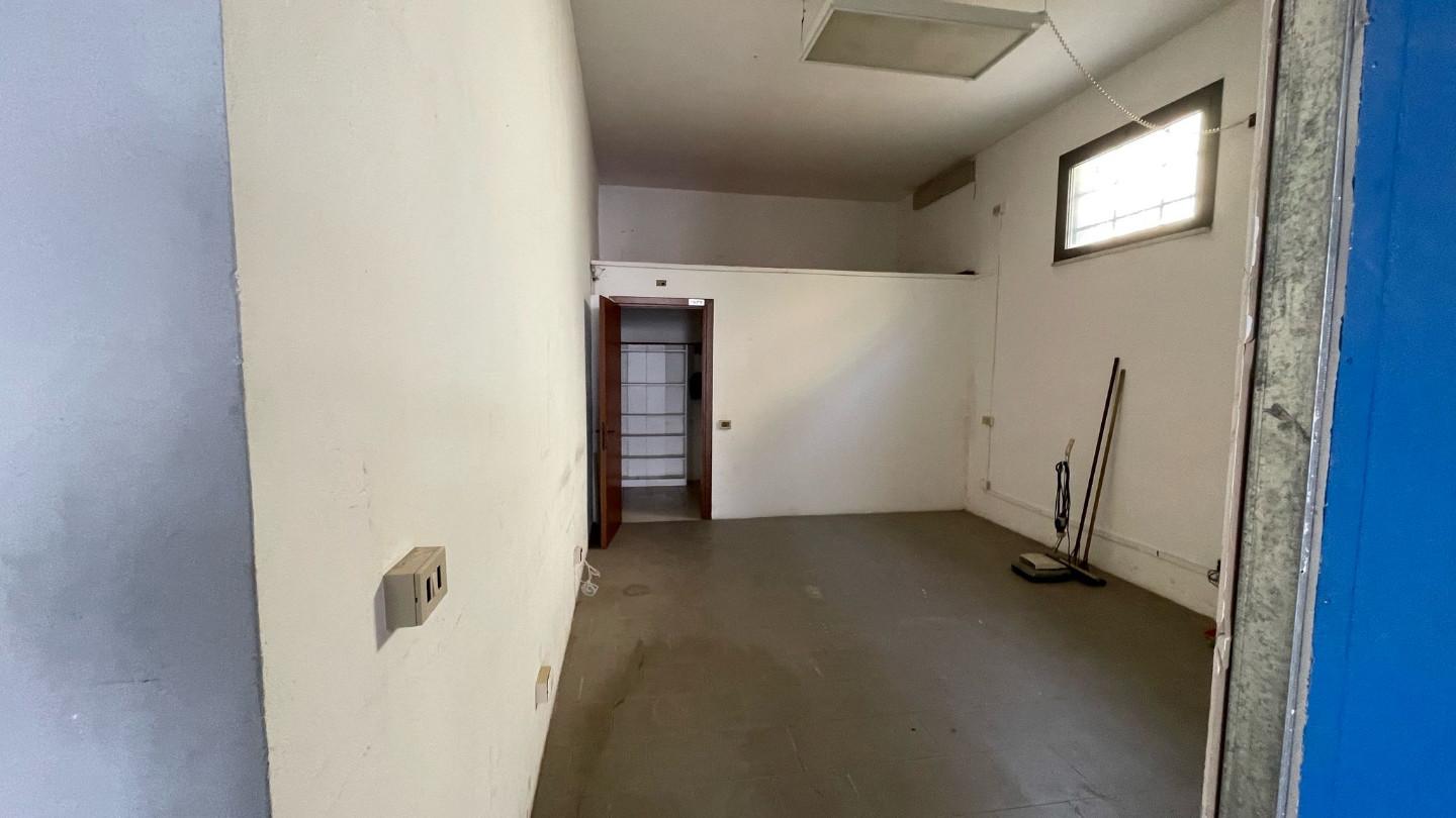 Immagine 7 di Locale commerciale in affitto  a Cascina