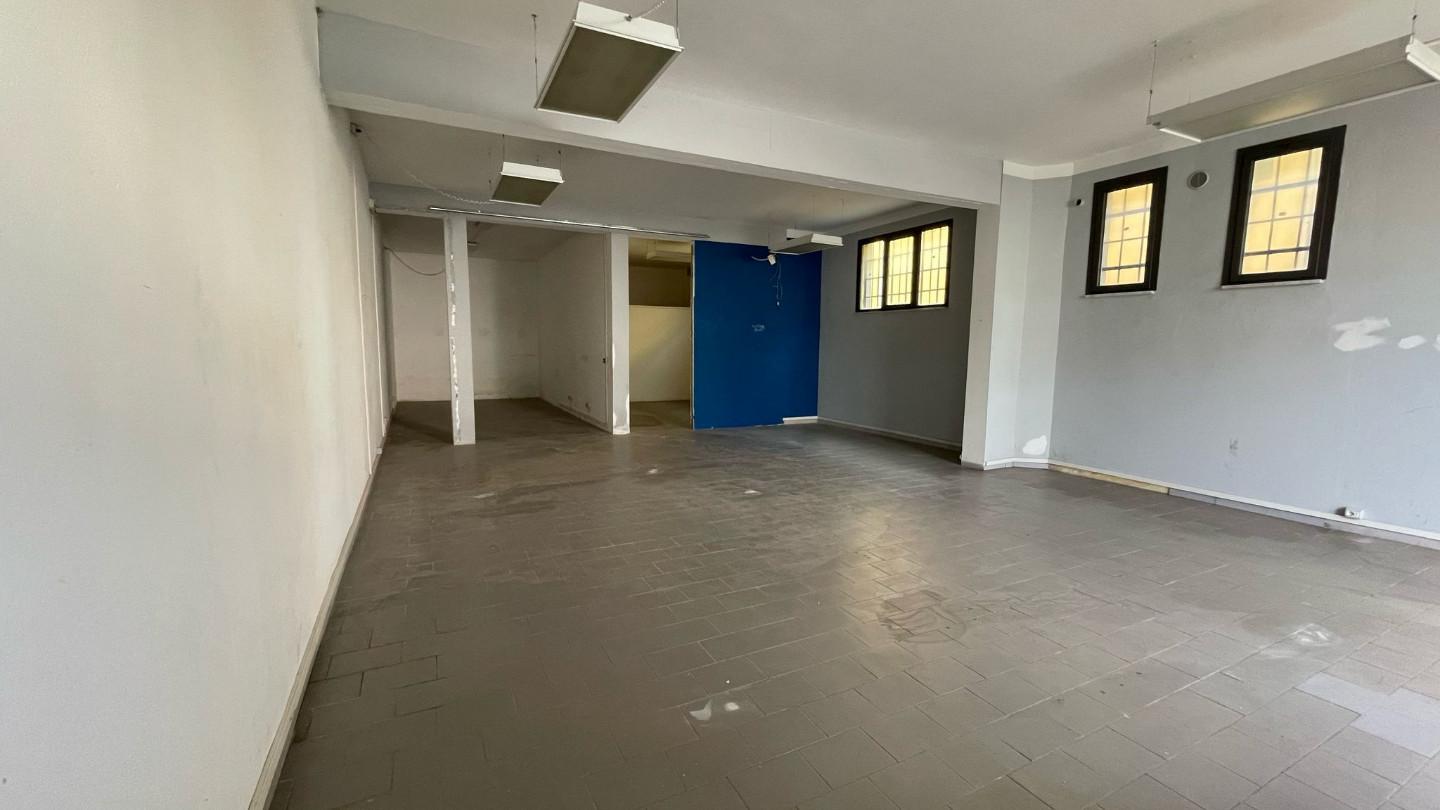 Immagine 8 di Locale commerciale in affitto  a Cascina